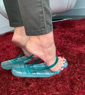 Kyle Unfug feet photo thumbnail