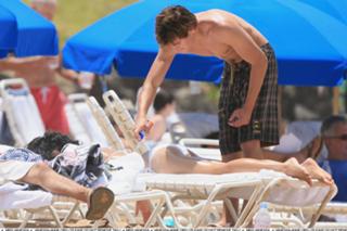 Vanessa Hudgens feet photo thumbnail