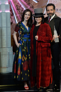 Rachel Brosnahan feet photo thumbnail
