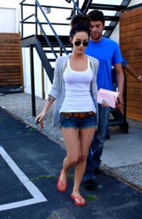 Megan Fox feet photo thumbnail