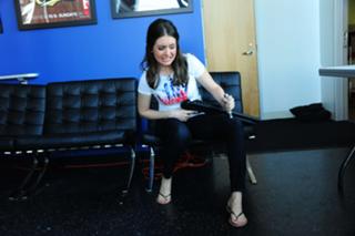 Alison Brie feet photo thumbnail