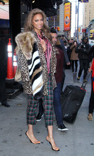 Tyra Banks feet photo thumbnail