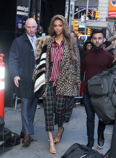 Tyra Banks feet photo thumbnail