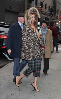Tyra Banks feet photo thumbnail