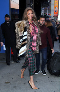 Tyra Banks feet photo thumbnail