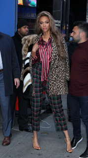 Tyra Banks feet photo thumbnail