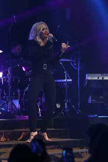Rita Ora feet photo thumbnail