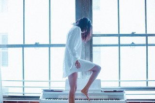 Selena Gomez feet photo thumbnail