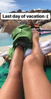 Sarah Hyland feet photo thumbnail