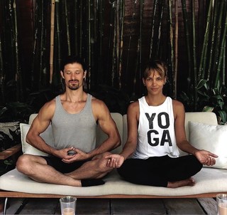 Halle Berry feet photo thumbnail