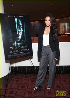 Shay Mitchell feet photo thumbnail