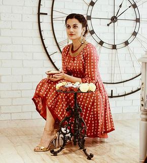 Taapsee Pannu feet photo thumbnail