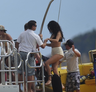 Selena Gomez feet photo thumbnail