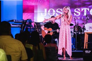 Joss Stone feet photo thumbnail