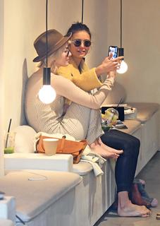 Julianne Hough feet photo thumbnail