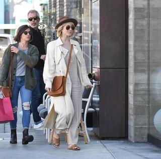 Julianne Hough feet photo thumbnail