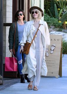 Julianne Hough feet photo thumbnail