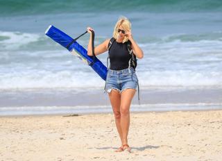 Holly Willoughby feet photo thumbnail