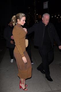Emily Blunt feet photo thumbnail