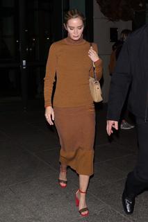 Emily Blunt feet photo thumbnail