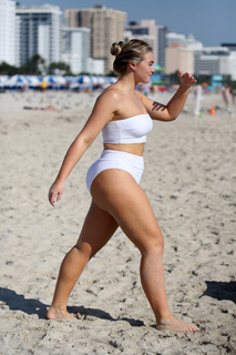 Iskra Lawrence feet photo thumbnail
