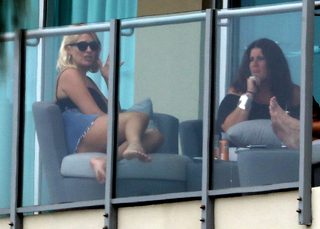 Holly Willoughby feet photo thumbnail
