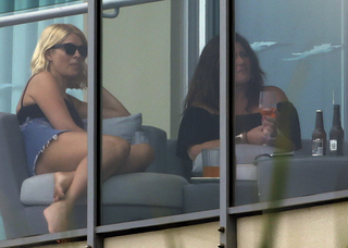 Holly Willoughby feet photo thumbnail