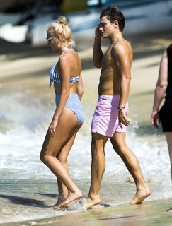 Pixie Lott feet photo thumbnail