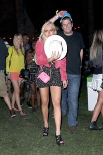 Lindsay Lohan feet photo thumbnail