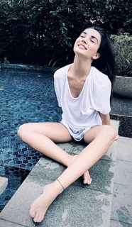 Amy Jackson feet photo thumbnail
