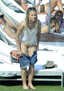 Kristen Bell feet photo thumbnail