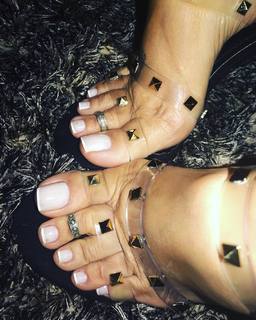 Karin Klemp feet photo thumbnail