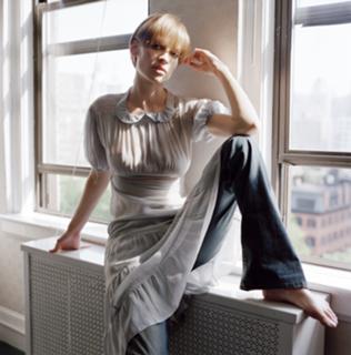 Hilary Swank feet photo thumbnail