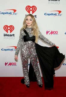 Sabrina Carpenter feet photo thumbnail
