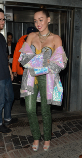 Miley Cyrus feet photo thumbnail