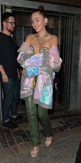 Miley Cyrus feet photo thumbnail