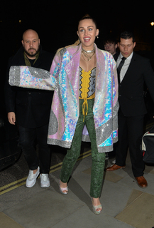 Miley Cyrus feet photo thumbnail