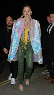 Miley Cyrus feet photo thumbnail