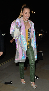 Miley Cyrus feet photo thumbnail
