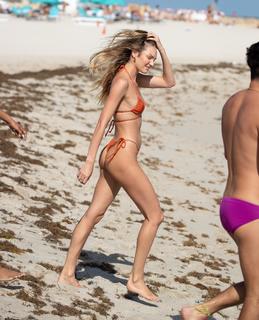 Candice Swanepoel feet photo thumbnail