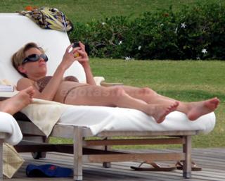 Hilary Swank feet photo thumbnail