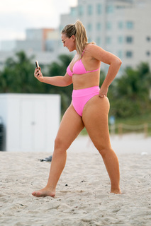Iskra Lawrence feet photo thumbnail