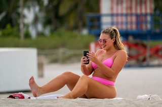Iskra Lawrence feet photo thumbnail