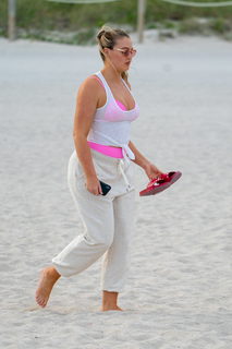 Iskra Lawrence feet photo thumbnail