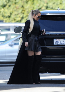 Khloé Kardashian feet photo thumbnail