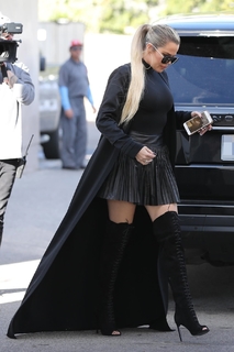 Khloé Kardashian feet photo thumbnail