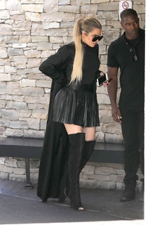 Khloé Kardashian feet photo thumbnail