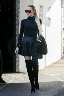 Khloé Kardashian feet photo thumbnail