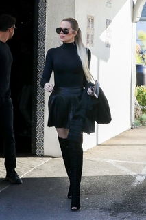 Khloé Kardashian feet photo thumbnail