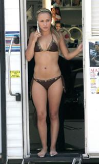 Hayden Panettiere feet photo thumbnail